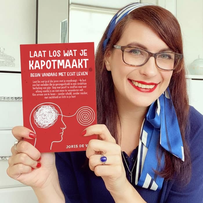 Iris B. uit Maastricht houdt het boek Laat Los Wat Je Kapotmaakt vast