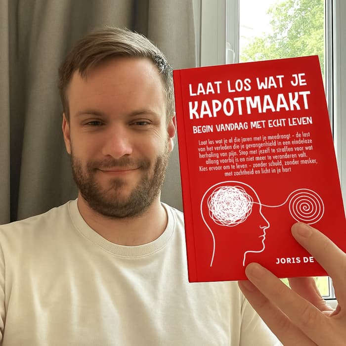Tim R. uit Haarlem toont zijn exemplaar van Laat Los Wat Je Kapotmaakt